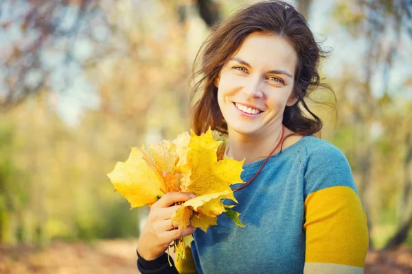 Ritratto di giovane bella donna nel parco autunnale — Foto Stock