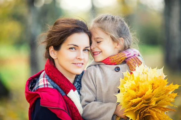 Mãe e filha no parque de outono — Fotografia de Stock