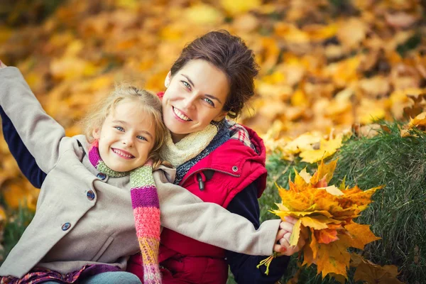 Anne ve kızı sonbahar parkında. — Stok fotoğraf