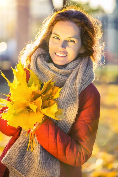 Sonbahar parkında mutlu genç bir kadın — Stok fotoğraf