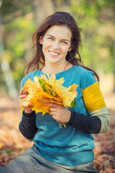 Portrait of young beautiful woman in autumn park — Stock Photo, Image