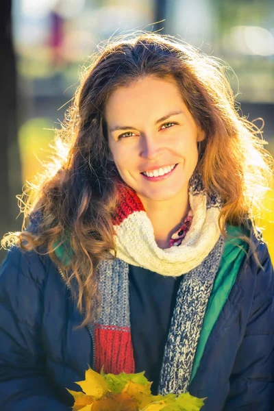 Retrato de la joven hermosa mujer en el parque de otoño — Foto de Stock