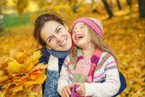 Madre e hija en el parque de otoño — Foto de Stock