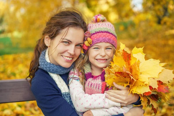 Madre e hija en el parque de otoño —  Fotos de Stock