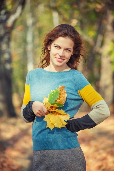 Portret van jonge mooie vrouw in herfstpark — Stockfoto