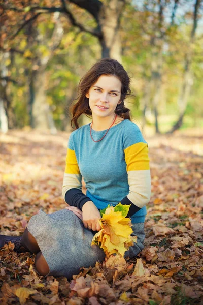 Portrait of young beautiful woman in autumn park — Stock Photo, Image