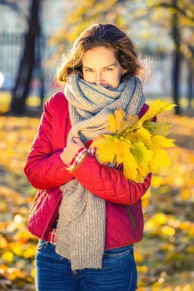 Ευτυχισμένη νεαρή γυναίκα στο πάρκο του φθινοπώρου — Φωτογραφία Αρχείου
