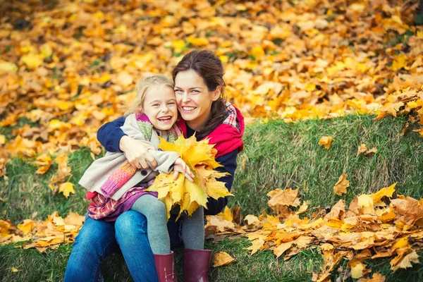 Moeder en dochter in het herfstpark — Stockfoto