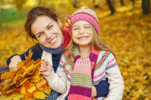 Mutter und Tochter im Herbstpark — Stockfoto