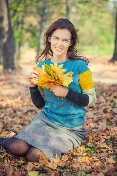 Portret van jonge mooie vrouw in herfstpark — Stockfoto