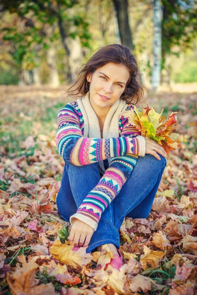 Gelukkige jonge vrouw in de herfst park — Stockfoto