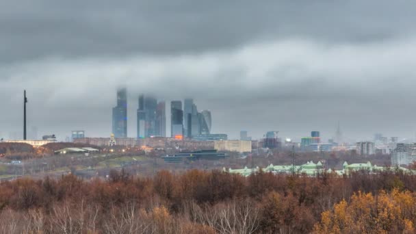 Vista aérea de la ciudad de Moscú en la noche nublada: lapso de tiempo de transición día a noche — Vídeos de Stock