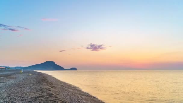 Tempo de nascer do sol sobre a praia do mar em Rodes, Grécia — Vídeo de Stock