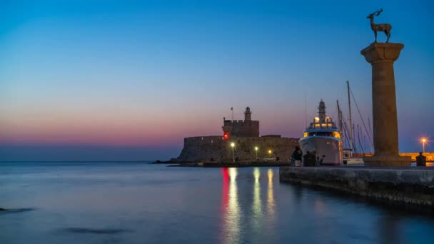 Puerto de Rodas por la noche, período de transición de la noche al día — Vídeos de Stock