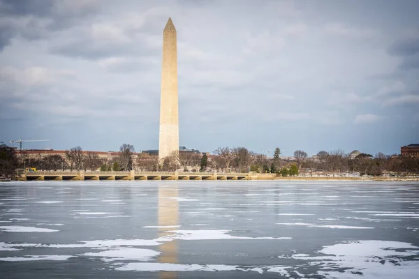 Uitzicht op Washington monument in de winter — Stockfoto