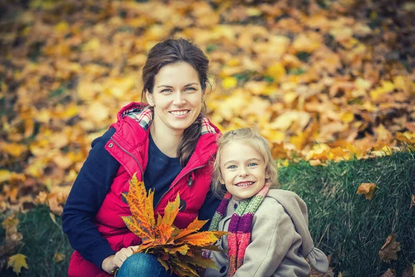 Anne ve kızı sonbahar parkında. — Stok fotoğraf