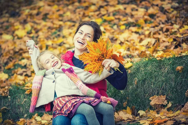 가을 공원에 있는 어미와 딸 — 스톡 사진
