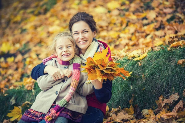 Anne ve kızı sonbahar parkında. — Stok fotoğraf