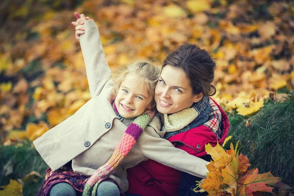 Moeder en dochter in het herfstpark — Stockfoto