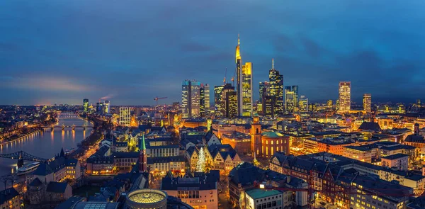Akşam karanlığında Frankfurt 'ta panoramik manzara — Stok fotoğraf