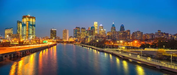 Philadelphia városkép és Schuylkill folyó éjjel, USA. — Stock Fotó