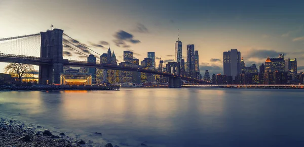 Brooklyn bridge east river und manhattan bei Einbruch der Dunkelheit — Stockfoto