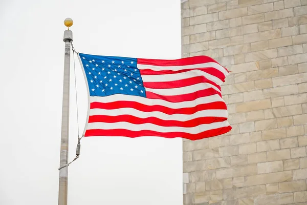 Флаг США возле памятника Вашингтону, США — стоковое фото