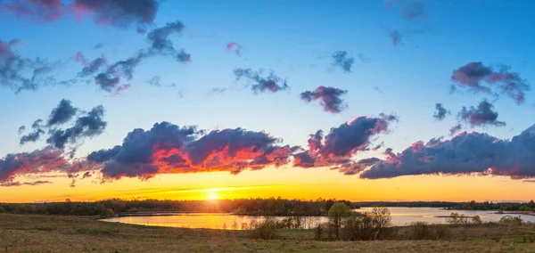 Bright sunset on a lake — Stock Photo, Image