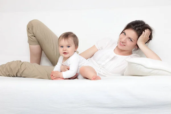 Madre jugando con el bebé — Foto de Stock