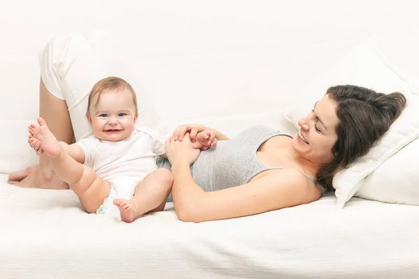 Mutter spielt mit Baby — Stockfoto