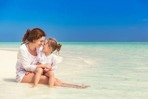 해변에 사는 어미와 어린 딸 — 스톡 사진