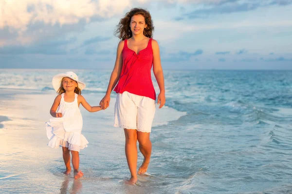 Mother and little daughter walking on the beach on Maldives — Stock Photo, Image