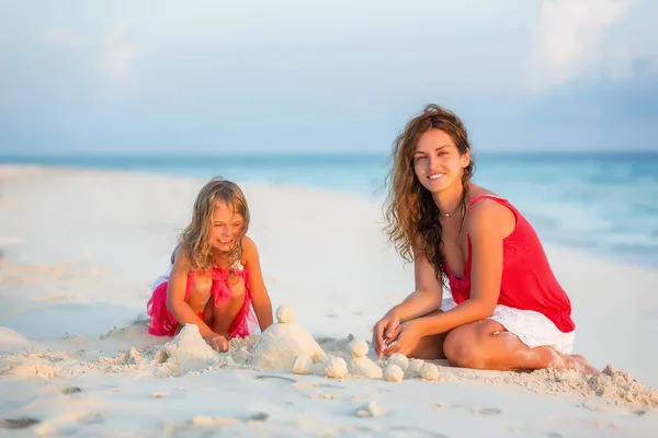 妈妈和小女儿在马尔代夫海滩上玩耍 — 图库照片