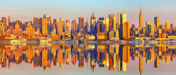 Uitzicht op Manhattan op zonnige avond — Stockfoto