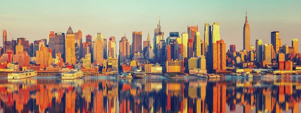 View on Manhattan at sunny evening — Stock Photo, Image