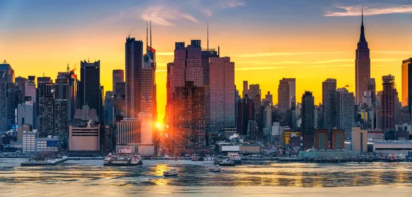 Яркий восход солнца над Манхэттеном — стоковое фото