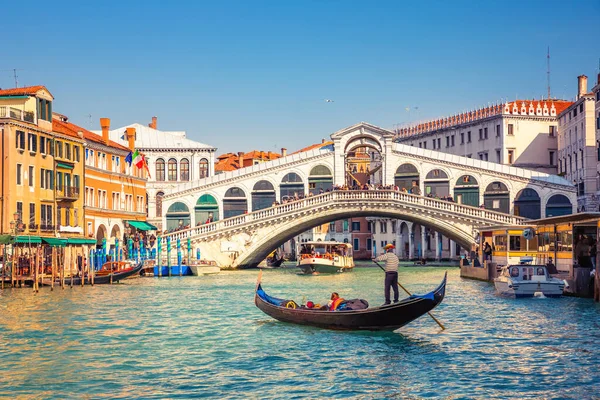 Gondola na Velkém kanále u mostu Rialto v Benátkách — Stock fotografie