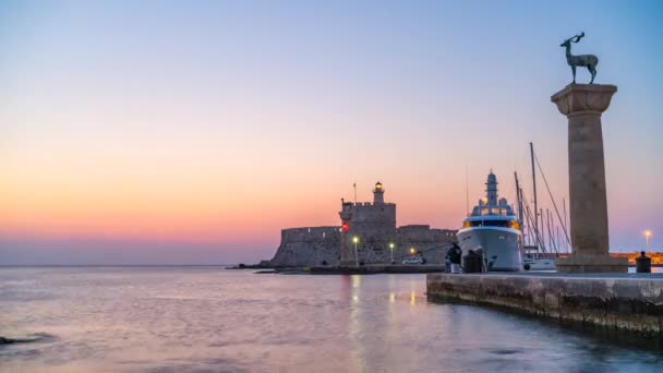 Rhodes 'un gece limanı, gecenin gündüze geçişi. — Stok video