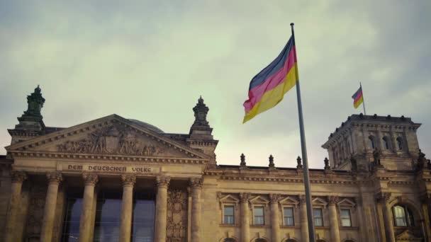 Berlin 'deki Reichstag' a bakın — Stok video