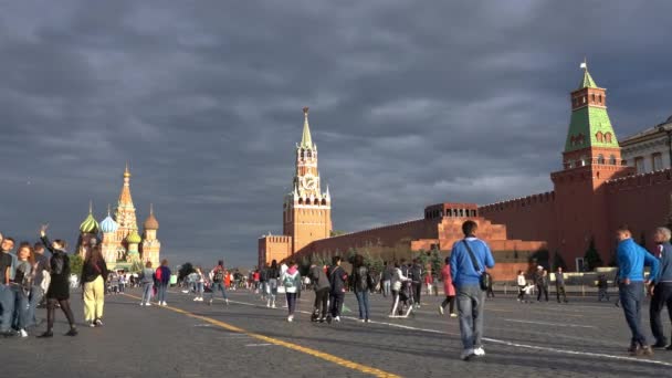 MOSCOW - 2019. július 07.: A vörös téren sétáló emberek Moszkvában, Oroszországban — Stock videók