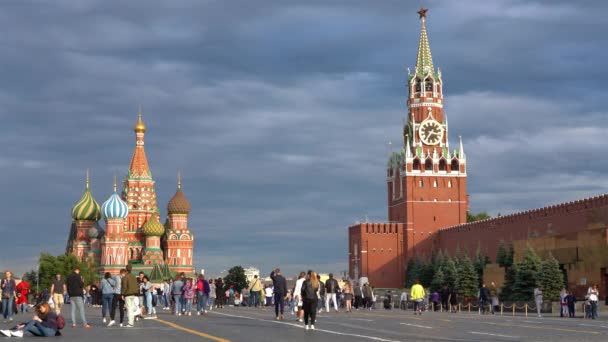 MOSKAU - 7. Juli 2019: Menschen gehen auf dem Roten Platz in Moskau, Russland — Stockvideo