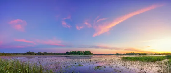 Heldere zonsondergang op een meer — Stockfoto