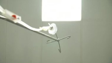 Hasta ile hastane koridorları hareketli sedye üzerinde damla. Alt görünümü