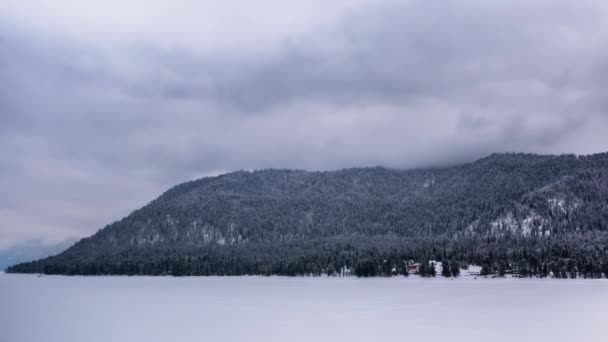 Lac Montagne Gelé Dans Brouillard — Video