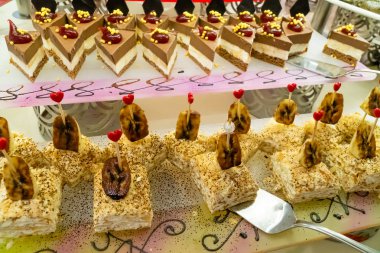 Tatlılar ile vitrin. Restoranda kek.