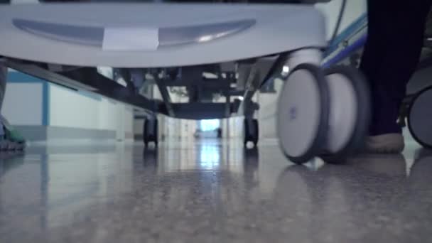 手術ベッドの上の病院の廊下で患者輸送 — ストック動画