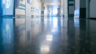 Sağlık personeli klinik koridor az. Timelapse.