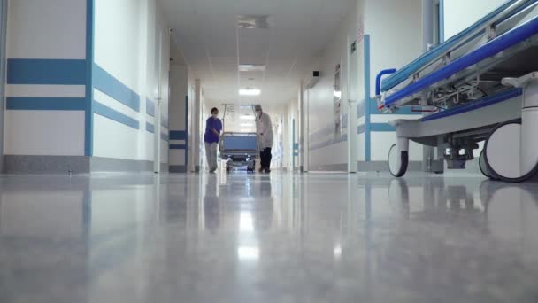 Patiententransport Krankenhausflur Auf Operationsbett — Stockvideo