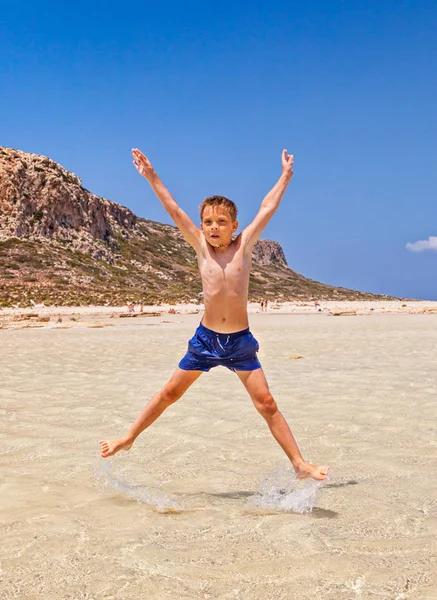 Ragazzo Che Salta Alto Sulla Spiaggia Balos Bay Creta Grecia — Foto Stock