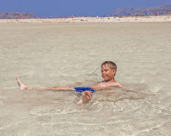 Bambino Giace Nell Acqua Sulla Spiaggia — Foto Stock